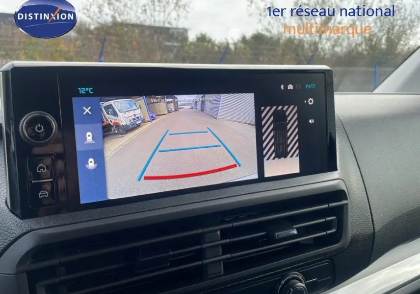 Écran central du Citroën Jumpy gris titane montrant la caméra de recul avec guidage dynamique en extérieur.