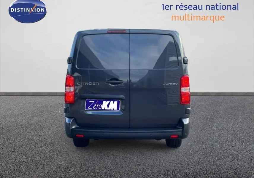 Vue arrière d'un Citroën Jumpy gris titane métallisé avec portes battantes et feux rouges verticaux.