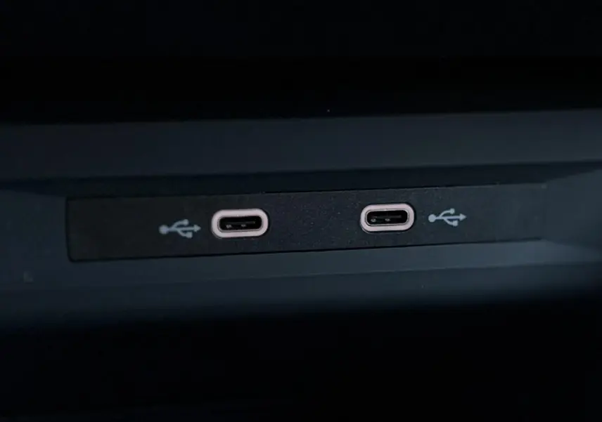 Gros plan sur deux ports USB-C intégrés dans la console centrale du CUPRA Leon 2025 blanc Neige.