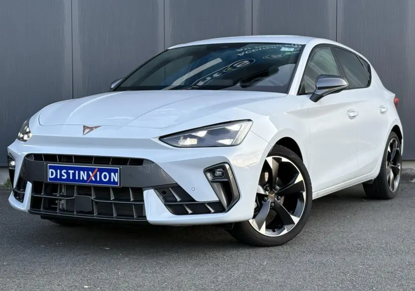 Vue 3/4 avant droite d'une CUPRA Leon blanc Neige avec jantes alliage 18'' et signature lumineuse Tri-LED.