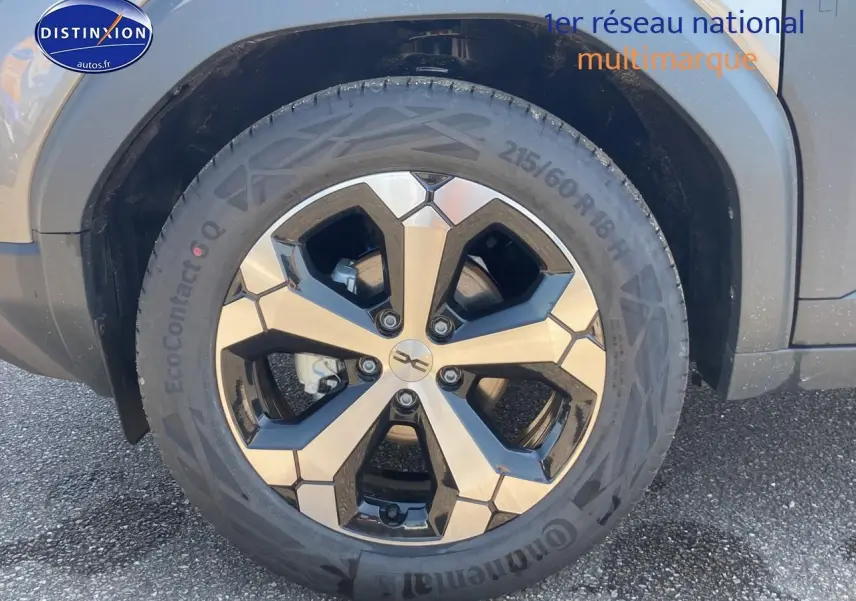 Gros plan sur la jante alu noire et argent du Dacia Duster gris schiste, côté avant droit.