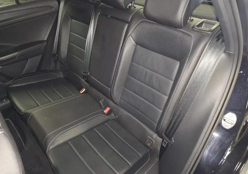 Vue intérieure de la banquette arrière en cuir noir du Volkswagen T-Roc R-Line 2023, côté droit avec ceinture de sécurité.