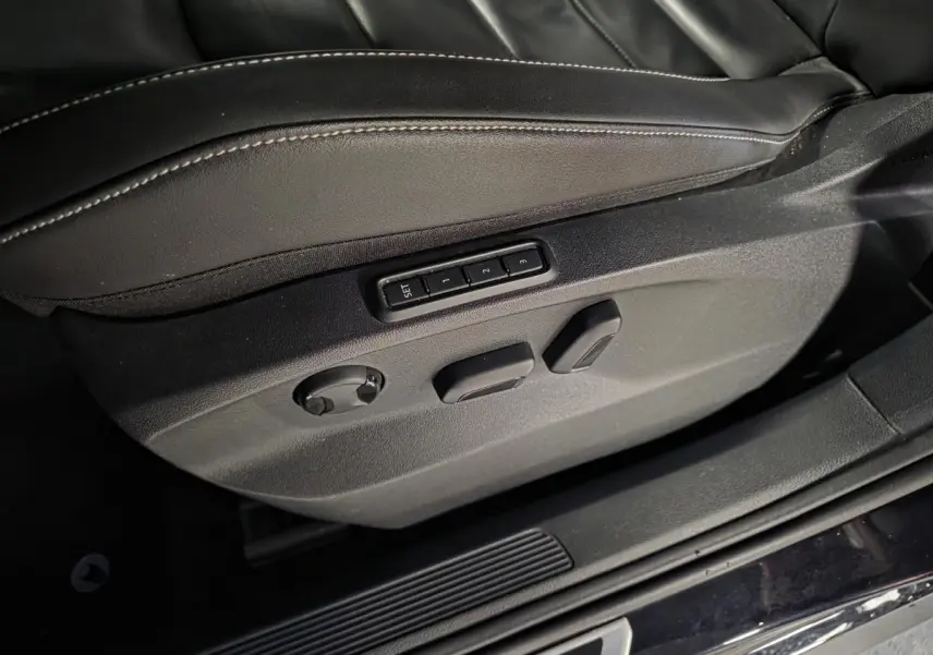 Détail des commandes de réglage électrique du siège conducteur cuir noir du Volkswagen T-Roc R-Line 2023.