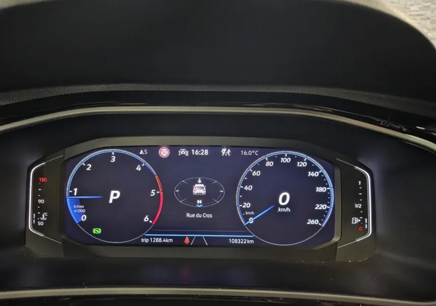 Vue rapprochée du combiné d'instruments digital du Volkswagen T-Roc 2023 affichant vitesse, régime moteur et informations de navigation.