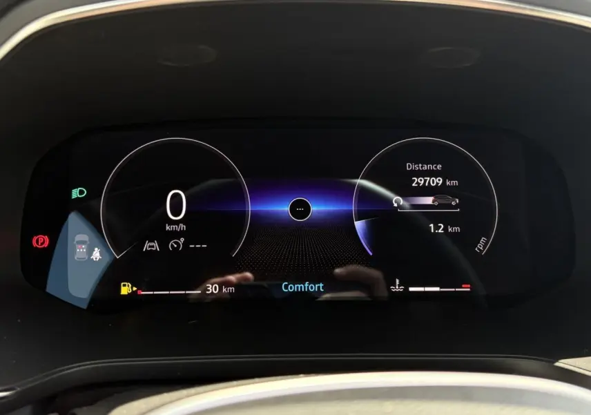 Tableau de bord numérique 10 pouces du Renault Captur TCE 90 Techno affichant la vitesse et le mode Confort.