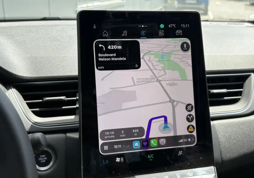 Écran tactile central du tableau de bord du Renault Captur TCE 90 Techno, affichant la navigation GPS.