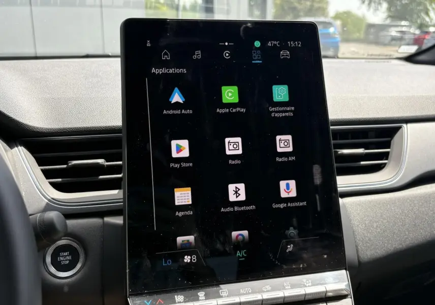 Vue intérieure centrée sur l’écran tactile vertical du système multimédia OpenR Link du Renault Captur TCE 90 Techno.