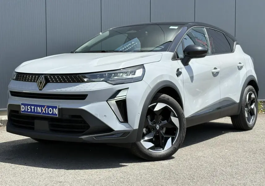 Renault Captur TCE 90 Techno gris Rafale en 3/4 avant droit avec toit noir étoilé et jantes aluminium noires.