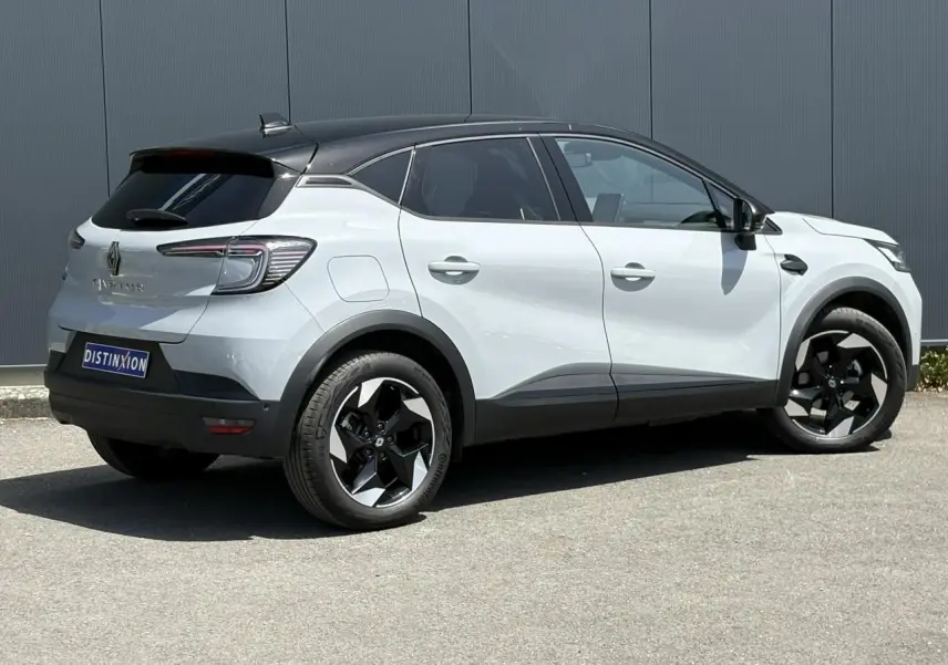 Vue 3/4 arrière droite du Renault Captur 2025 gris Rafale avec toit noir étoilé et jantes noires.