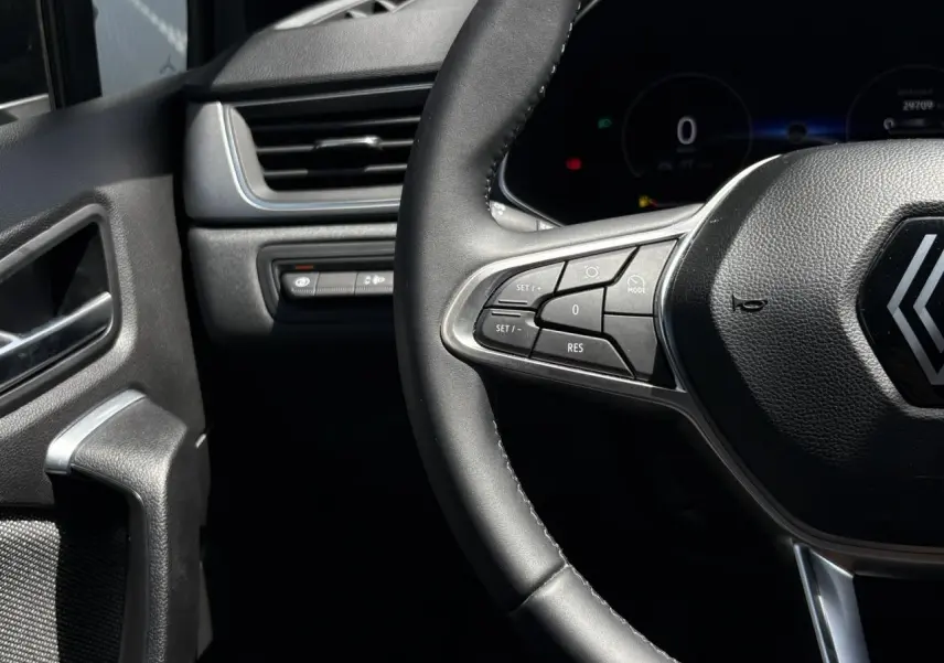 Gros plan sur le volant noir et la partie gauche du tableau de bord du Renault Captur TCE 90 Techno 2025.