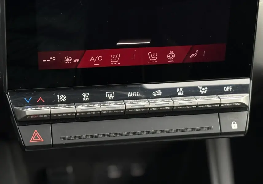 Gros plan sur la console centrale tactile et les commandes climatisation du Renault SYMBIOZ noir étoilé.