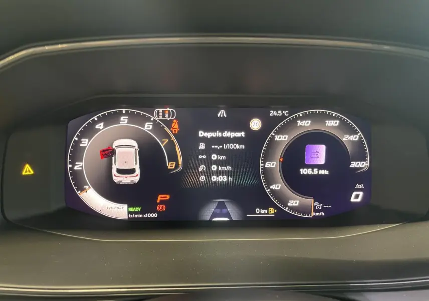 Combiné d'instruments digital couleur de la CUPRA Leon 2026 affichant vitesse, régime moteur et alertes.