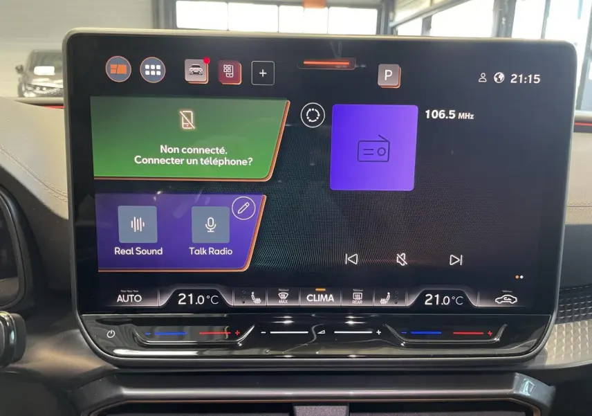 Écran tactile HD 12,9'' du système multimédia de la CUPRA Leon 2026, affichant radio et climatisation.