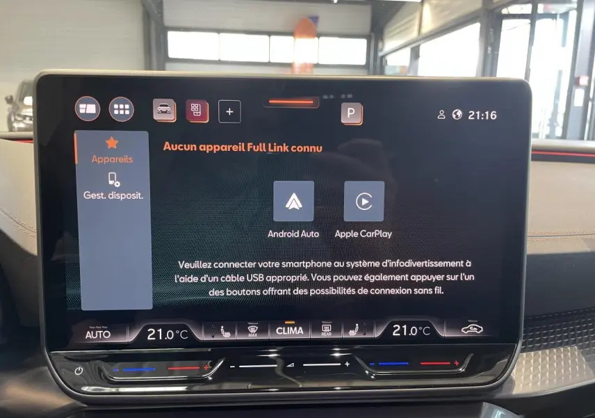 Écran tactile central de la CUPRA Leon gris, affichant les options Android Auto et Apple CarPlay en intérieur.