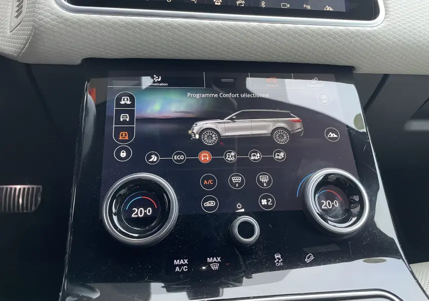 Écran tactile central du Range Rover Velar 2018 affichant le programme confort avec la silhouette argentée du véhicule en vue latérale.