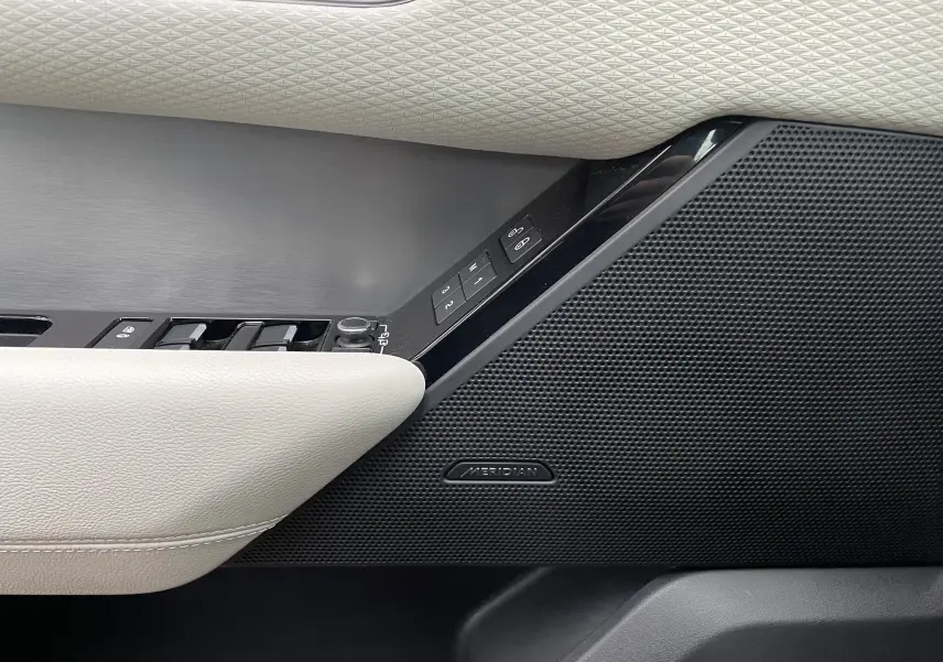 Détail de la porte côté gauche du Range Rover Velar D300 2018, avec garniture beige et haut-parleur Meridian noir.