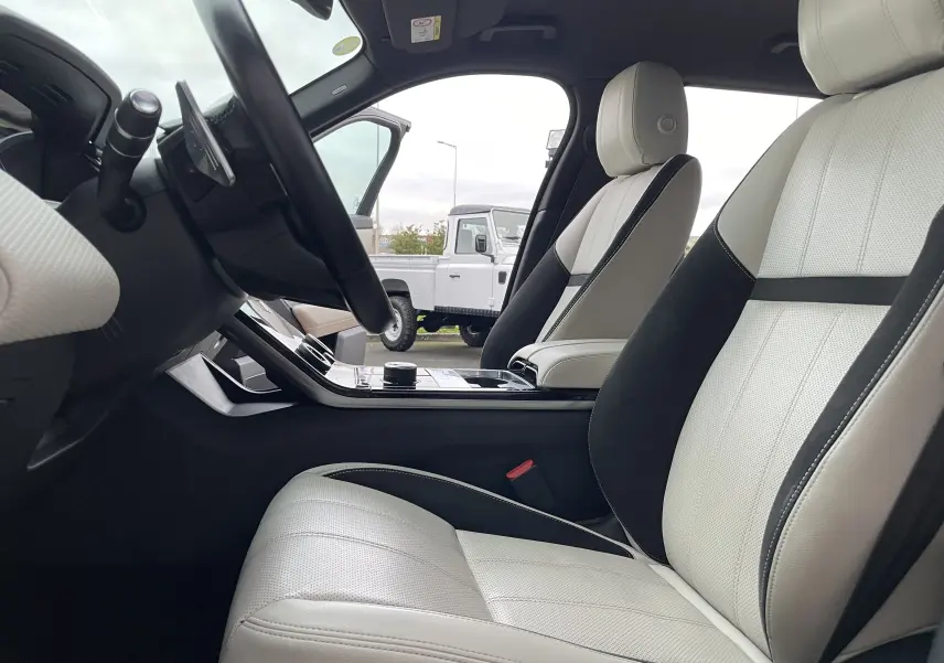 Intérieur du Range Rover Velar D300 2018, vue côté conducteur sur sièges cuir beige et noir avec console centrale moderne.