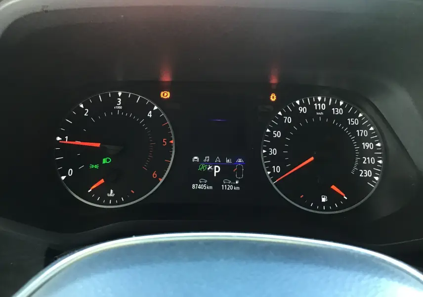 Tableau de bord du Nissan Primastar Fourgon blanc 2022, affichant compte-tours, vitesse et indicateurs numériques.