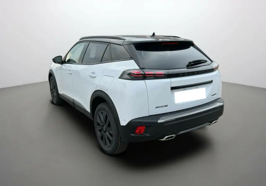 Vue 3/4 arrière du Peugeot 2008 Hybrid 145 GT Vision blanc okénite avec toit noir, feux arrière LED et jantes noires.