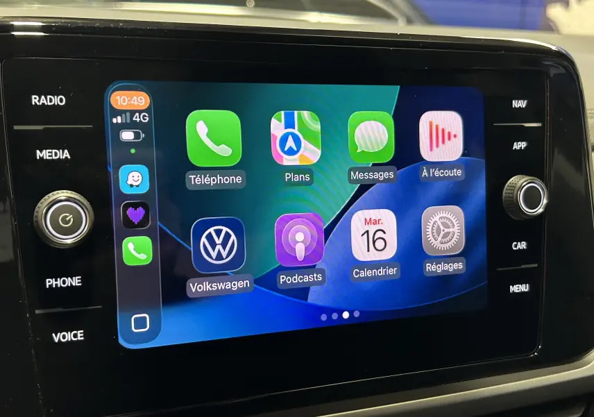 Écran tactile central du Volkswagen T-Roc 2025 affichant l'interface Apple CarPlay avec commandes autour.