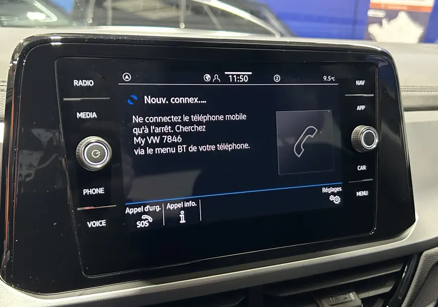 Écran tactile central du Volkswagen T-Roc 2025 affichant la connexion Bluetooth, vue intérieure du tableau de bord.