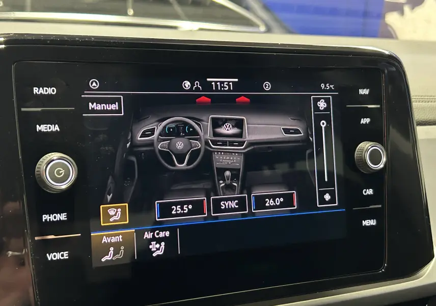 Écran tactile intérieur du Volkswagen T-Roc affichant les réglages de climatisation et ventilation en mode manuel.