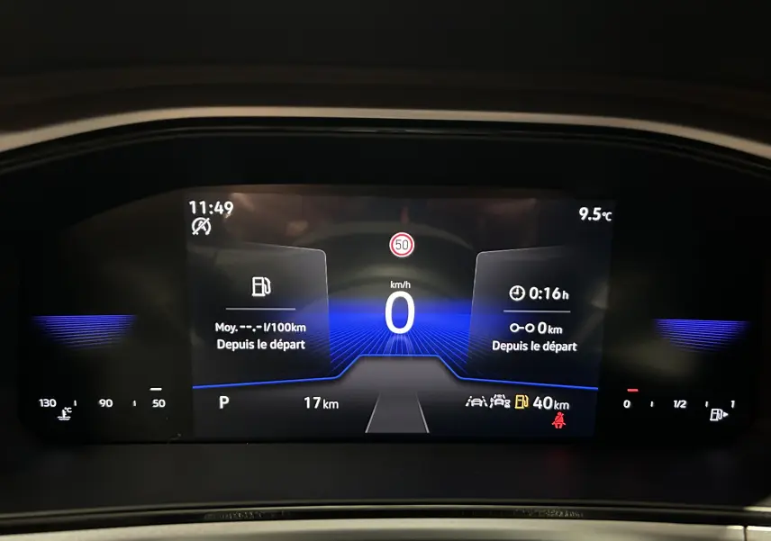Tableau de bord numérique du Volkswagen T-Roc TSI 150 gris Indium, affichage central avec vitesse à 0 km/h.