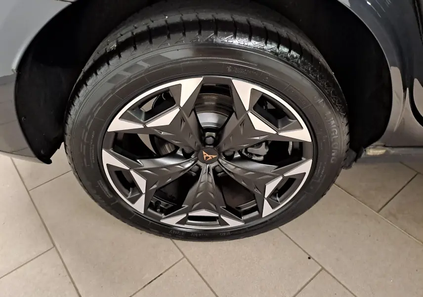 Gros plan sur la jante 19'' Cosmic usinée du CUPRA TERRAMAR gris Timanfaya, mettant en valeur son design anguleux et moderne.