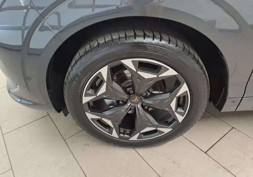 Gros plan sur la jante 19'' Cosmic usinée du côté arrière droit d'une CUPRA TERRAMAR gris Timanfaya.