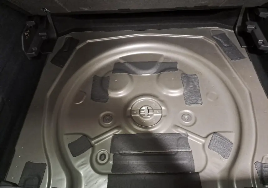 Vue rapprochée de la zone de rangement sous le coffre du CUPRA TERRAMAR 2025, sans roue de secours visible.