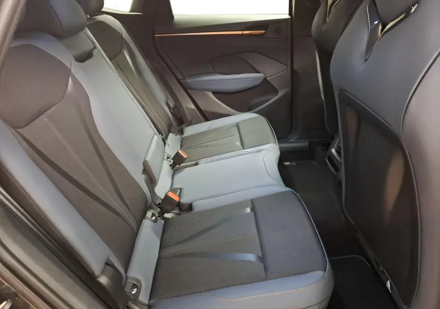 Vue latérale intérieure montrant les sièges arrière gris foncé et clairs du CUPRA TERRAMAR 2025, finition soignée et moderne.