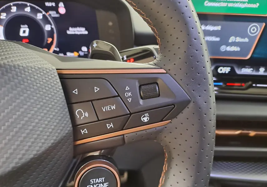 Gros plan sur le volant perforé avec commandes multifonctions et bouton start engine du CUPRA TERRAMAR 2025.
