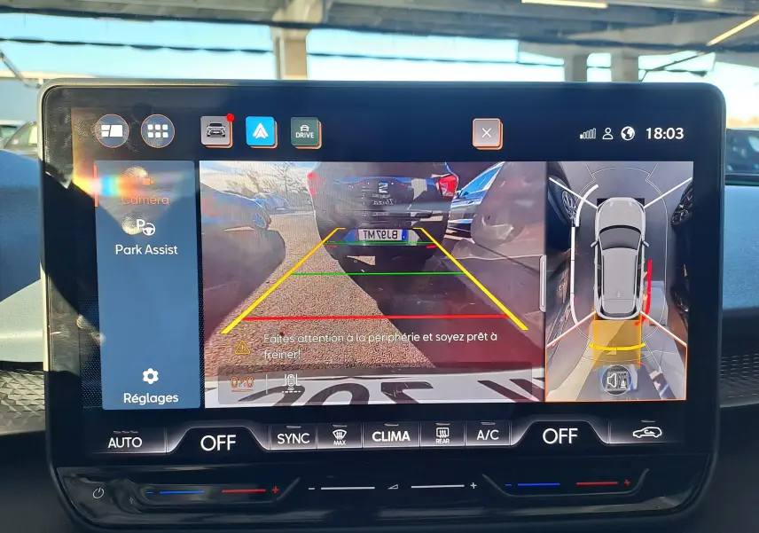 Écran tactile intérieur montrant l'aide au stationnement avec vue arrière et caméra 360° du CUPRA TERRAMAR gris Timanfaya.