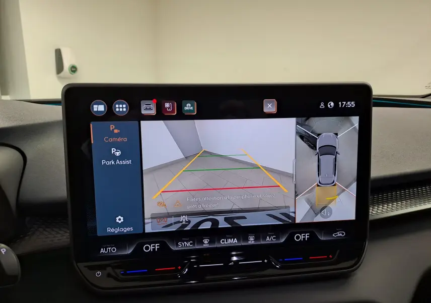 Écran tactile du système d'aide au stationnement avec vue caméra 360° dans une CUPRA TERRAMAR gris Timanfaya.