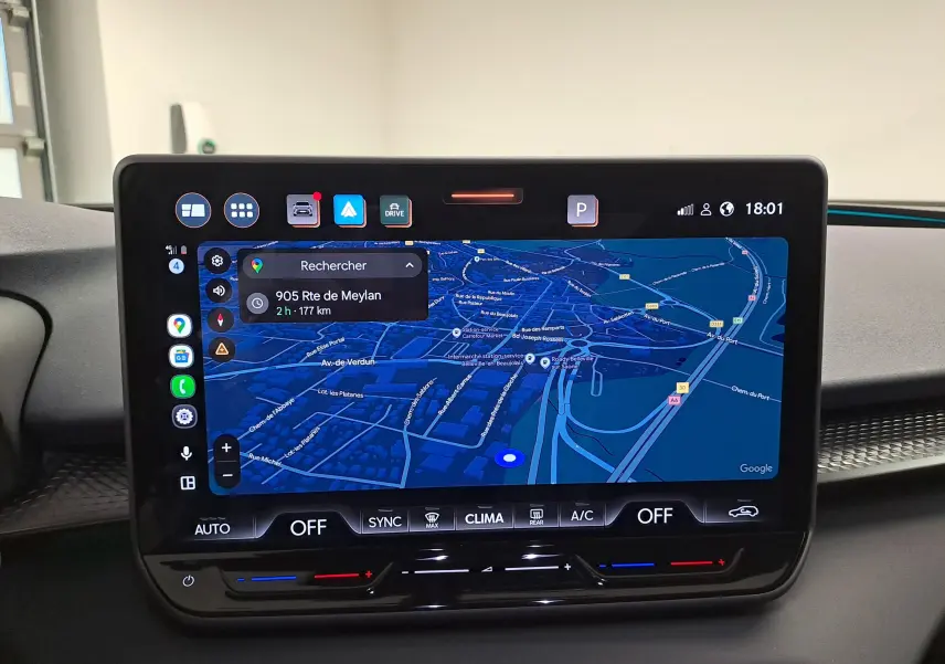 Écran tactile central du tableau de bord du CUPRA TERRAMAR affichant la navigation en mode nuit.