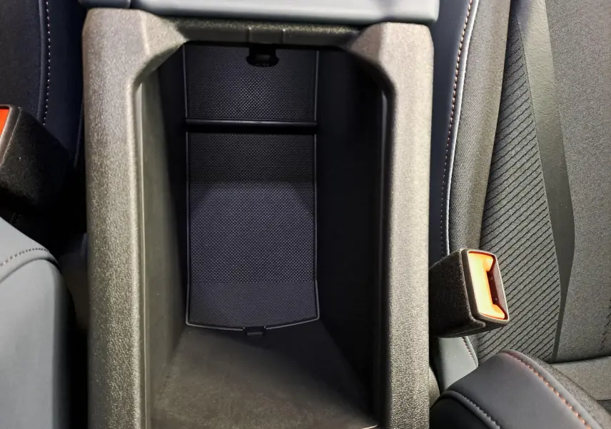Vue en plongée sur le rangement central et la ceinture de sécurité côté droit de l'intérieur du CUPRA TERRAMAR 2025.