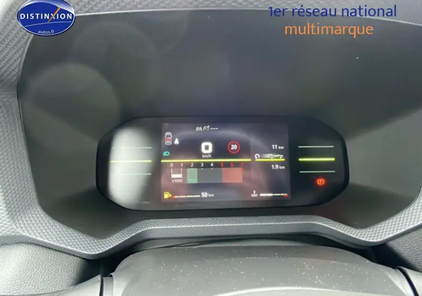 Vue rapprochée du tableau de bord numérique du Dacia Duster 2026 affichant la vitesse et indicateurs eco.