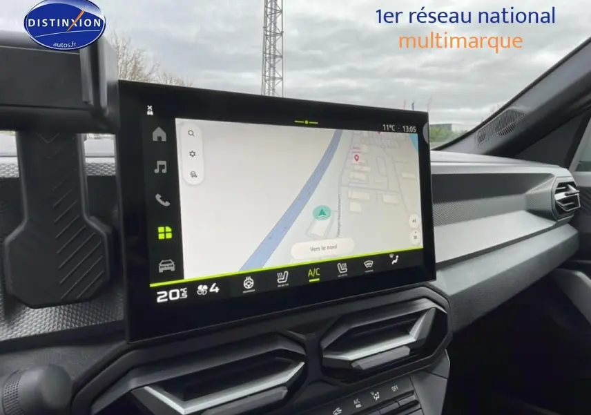 Vue intérieure du tableau de bord du Dacia Duster 2026 avec écran tactile GPS et aérateurs hexagonaux noirs.