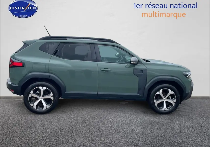 Vue de profil côté gauche d'un Dacia Duster 2026 vert kaki avec jantes alliage et barres de toit noires.