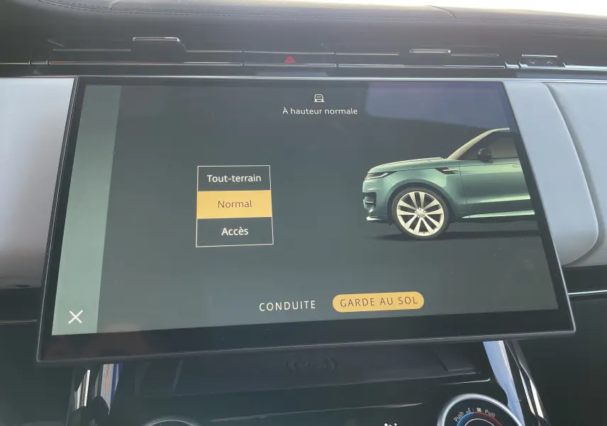 Écran tactile intérieur montrant le menu de garde au sol avec un Range Rover Sport côté droit en vert clair.