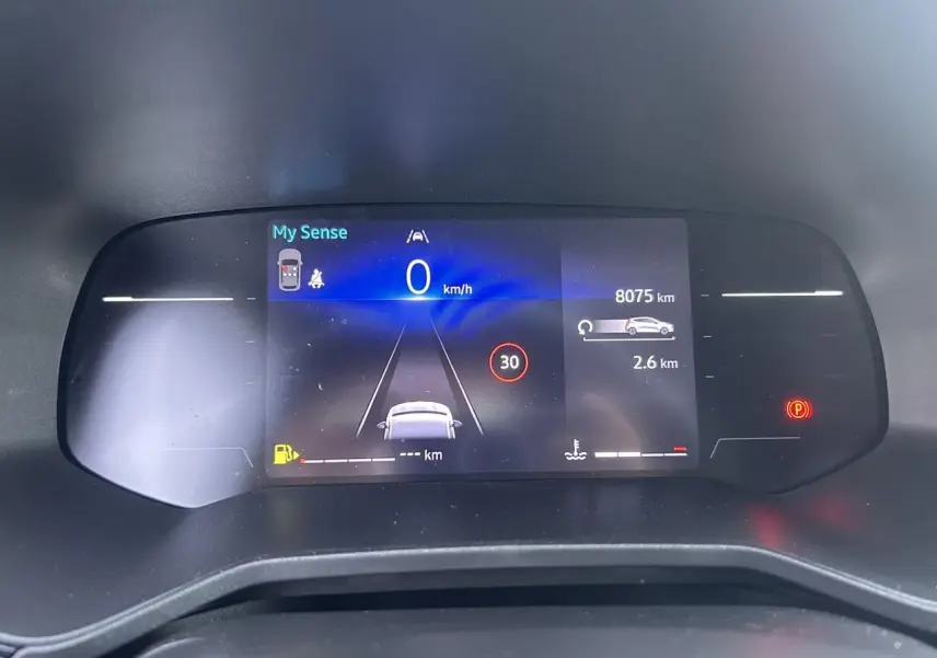 Affichage numérique du tableau de bord de la Renault Clio 2025 avec indication vitesse, mode My Sense et alertes de conduite.