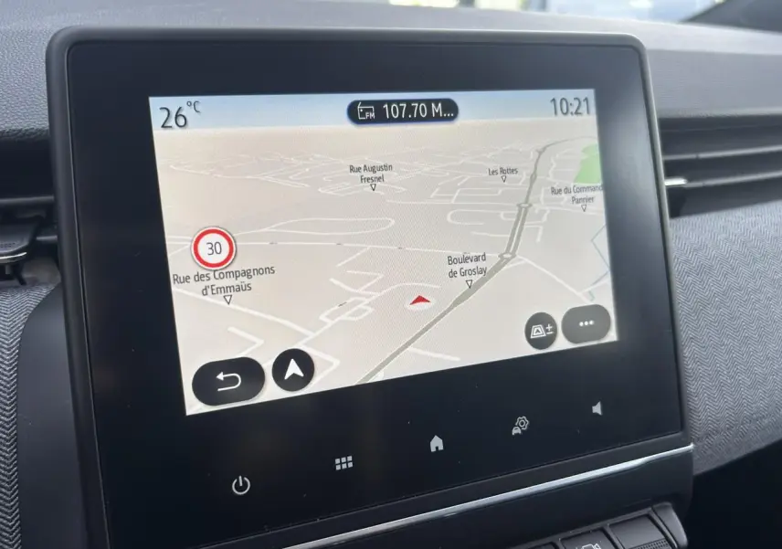 Écran tactile central du tableau de bord de la Renault Clio 2025 affichant la navigation GPS et la température extérieure.