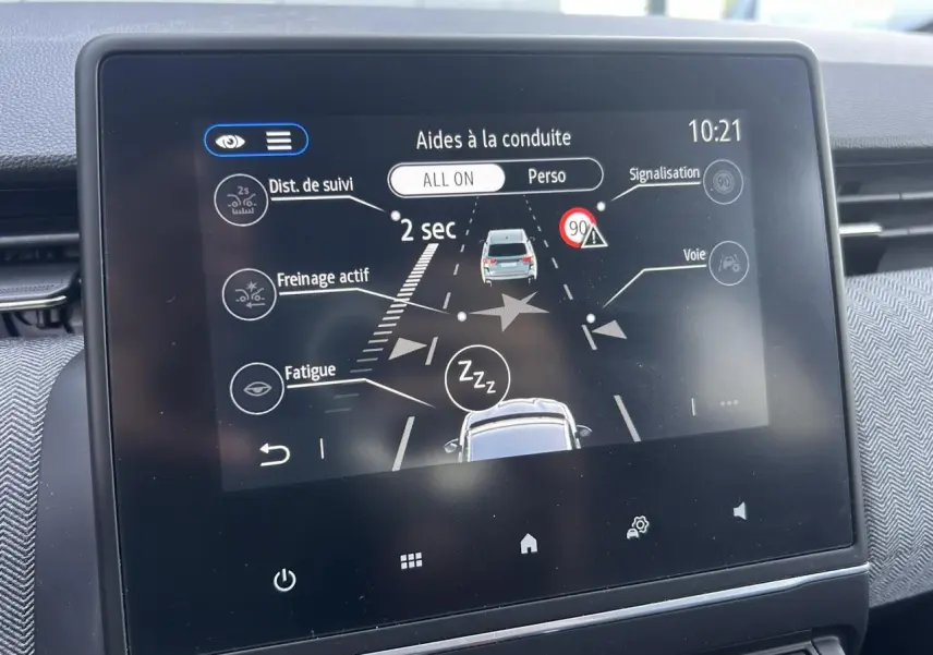 Écran tactile intérieur de Renault Clio 2025 affichant les aides à la conduite avec interface claire et moderne.