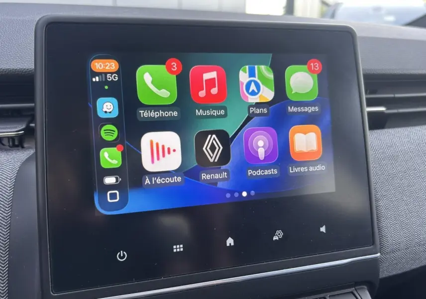 Écran tactile central de la Renault Clio V TCE 90 Techno affichant l'interface Apple CarPlay en gros plan.