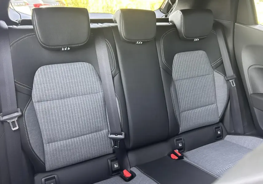 Vue arrière des sièges arrière gris et noir avec ceintures et appuie-têtes de la Renault Clio V TCe 90 Techno 2025.
