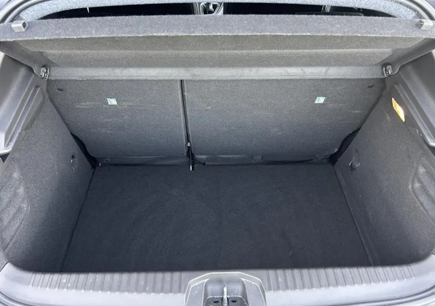 Vue intérieure du coffre spacieux et propre d'une Renault Clio 2025, finition Noir Étoilé, sans chargement visible.