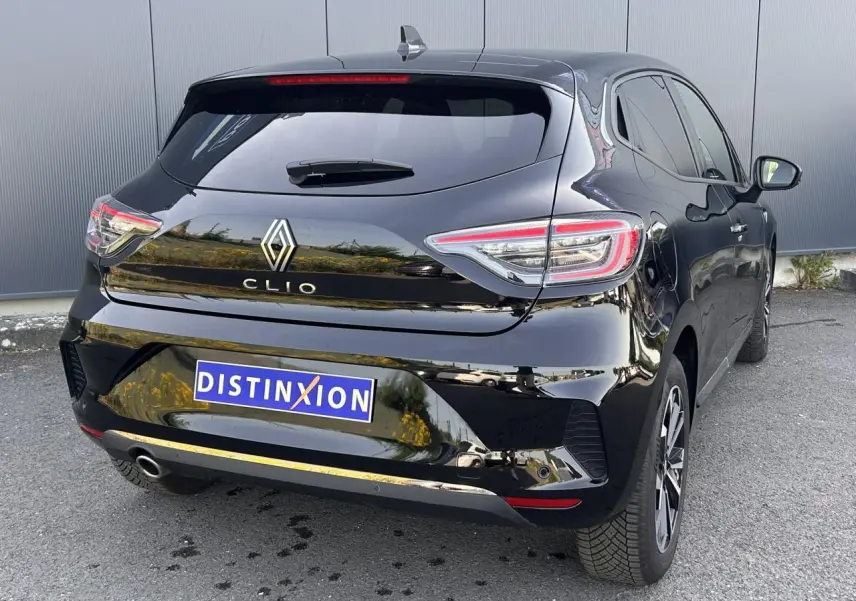 Vue 3/4 arrière droite de la Renault Clio 2025 noir étoilé avec feux LED et jantes alliage diamantées.