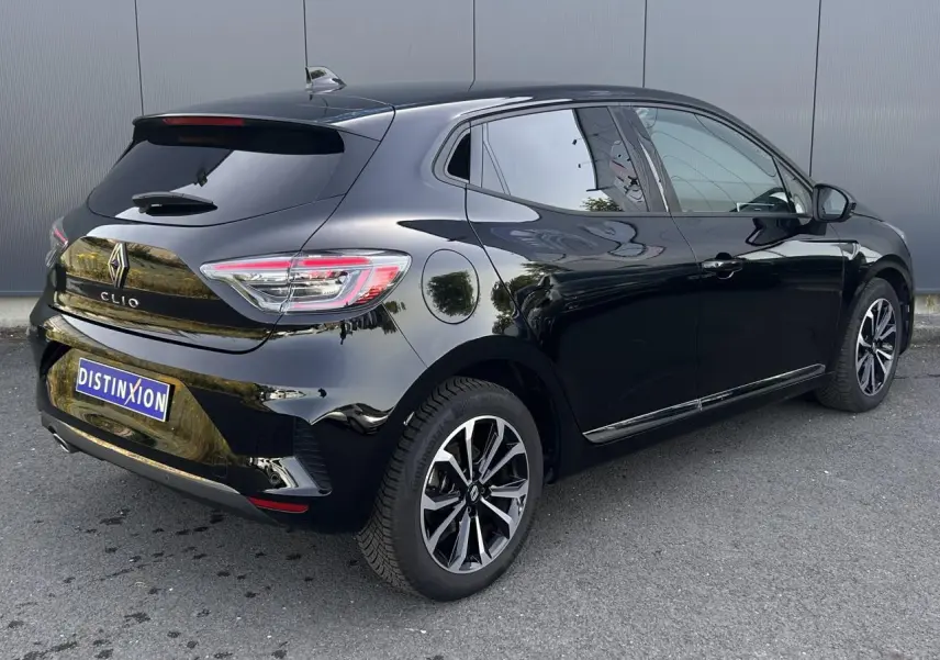 Renault Clio 2025 noir étoilé vue 3/4 arrière droit, jantes alliage diamantées et feux LED en C distinctifs.