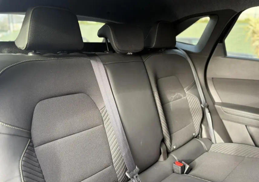 Vue intérieure de la banquette arrière noire du Renault SYMBIOZ 2025, avec appuie-têtes et ceinture de sécurité centrale.