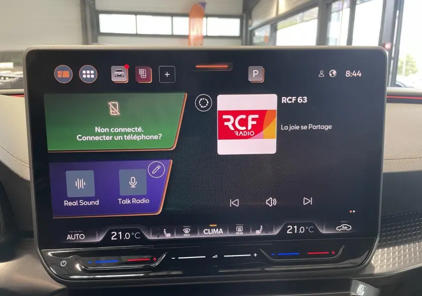 Écran tactile HD 12,9'' du système d’info-divertissement de la CUPRA Leon 2026, intérieur noir avec surpiqûres cuivrées.